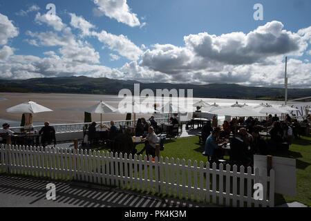 Una vista generale al Festival n. 6 Venerdì 7 Settembre 2018 tenutasi a Portmeirion, Gwynedd, il Galles del Nord. Nella foto: i frequentatori del festival potrete rilassarvi in uno dei tanti bar che si affaccia sulla foce del fiume Dwyryd. Foto di Julie Edwards. Foto Stock