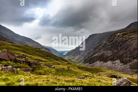 Le splendide vedute guardando fuori attraverso la campagna del Welsh come ho salito Mount Snowdon. La Moody nuvole aggiunto al suggestivo paesaggio. Foto Stock
