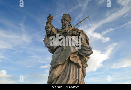 Statua di San KIlian sul 'alte Mainbrücke' in Würzburg, Franconia, Baviera, Germania Foto Stock