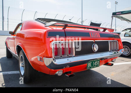 CONCORD, NC (USA) - 7 Settembre 2018: UN 1970 Ford Mustang Mach 1 sul display all'Pennzoil AutoFair Classic Car Show a Charlotte Motor Speedway. Foto Stock