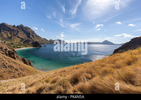 Praterie aride e incontaminata baia a Pulau Padar isola nel Parco Nazionale di Komodo. Foto Stock