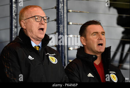 Scozia responsabile Alex McLeish (sinistra) e coach Peter Grant durante la UEFA Nazioni League, campionato C gruppo uno corrisponde all'Hampden Park, Glasgow Foto Stock