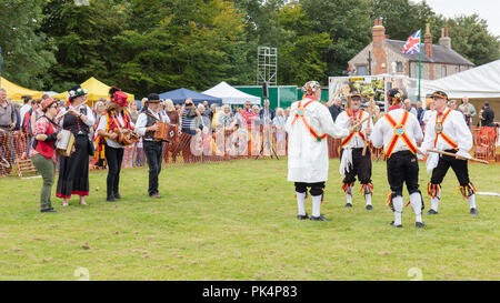 Findon, Sussex, Regno Unito; 8 settembre 2018; i musicisti folk giocare per quattro Morris uomini che ballano Foto Stock