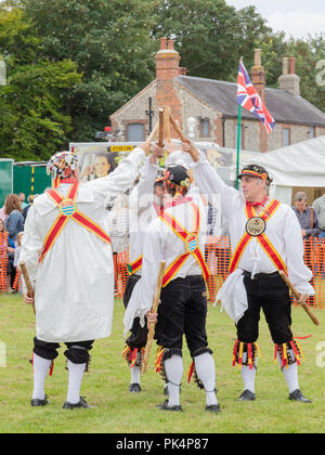 Findon, Sussex, Regno Unito; 8 settembre 2018; quattro uomini di Morris Dancing Foto Stock