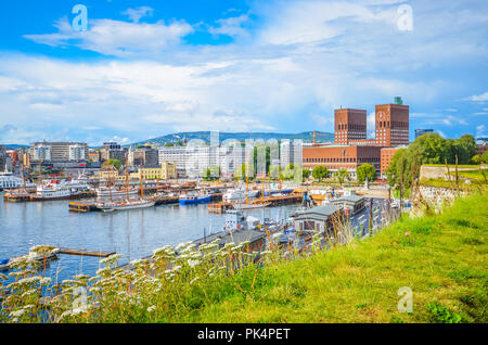 Oslo una città nel fiordo in una giornata di sole, vista sul porto Foto Stock