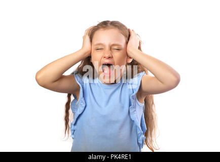 Rabbia giovane studiare kid ragazza urlando forte con la bocca aperta e la testa tenendo le mani isolati su sfondo bianco Foto Stock