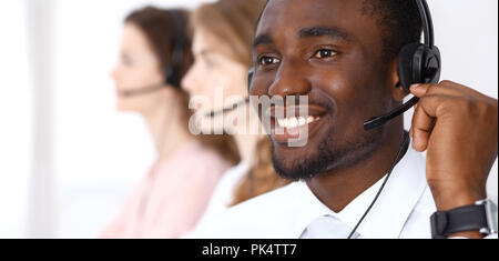 Americano africano chiamata operatore in cuffia. Call center business o assistenza clienti concept Foto Stock