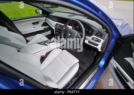 2012 BMW M5 F10 forma di sesta generazione tedesco super berlina Foto Stock