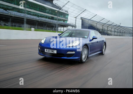 2012 Porsche Panamera S Hybrid super berlina Foto Stock