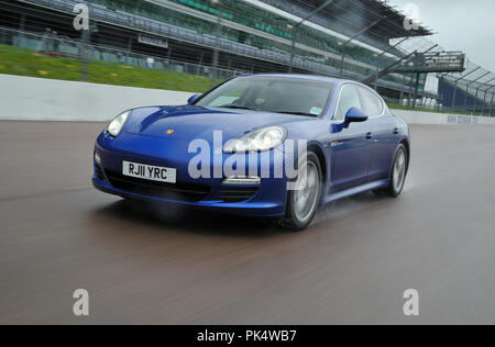 2012 Porsche Panamera S Hybrid super berlina Foto Stock