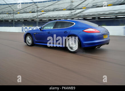 2012 Porsche Panamera S Hybrid super berlina Foto Stock