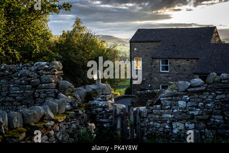 Un cottage in pietra al crepuscolo in Yorkshire Dales, Inghilterra, Regno Unito. Foto Stock