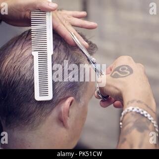 Un barbiere, lama e lavoro a forbice Foto Stock