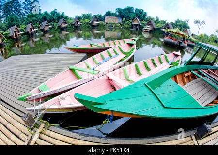 Imbarcazioni al dock lago, Dusun Bambu, Lembang, Bandung Foto Stock