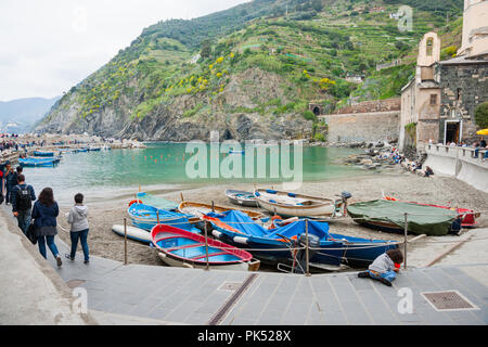 MONTEROSSO ITALIA - Aprile 24 2011; Waterfront in piccoli Itaian hilside villaggio di pescatori con barche tradizionali, architettura e terrazzato circostante hil Foto Stock