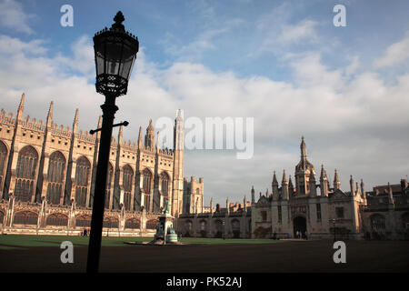 Cappella del King's College, Gatehouse e corte anteriore, Cambridge, Inghilterra, Regno Unito Foto Stock