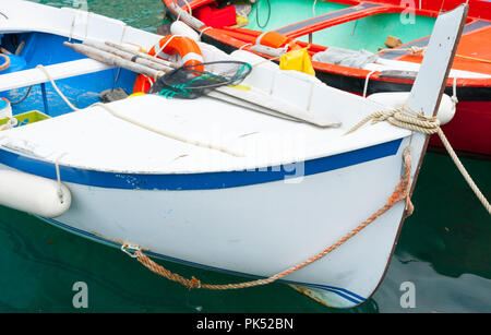 Close-up due ormeggiati europee tradizionali barche da pesca il bianco e il rosso scafi. Foto Stock