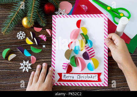 Albero di natale biglietto di auguri. Fatte a mano. Progetto di la creatività dei bambini, artigianato e mestieri per i bambini. Foto Stock