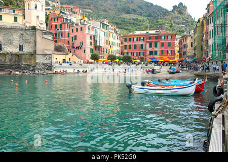 MONTEROSSO ITALIA - Aprile 24 2011; Waterfront in piccola collina Itaian villaggio di pescatori con barche tradizionali, architettura dei dintorni di vecchie apartmen Foto Stock