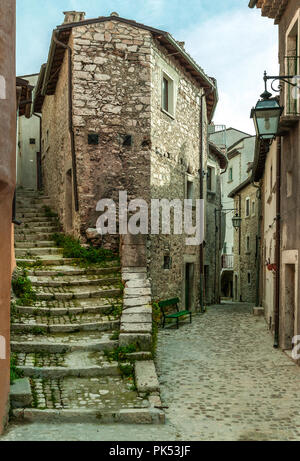 Scale e vicoli in Barrea. Barrea, provincia di l'Aquila, Abruzzo Foto Stock