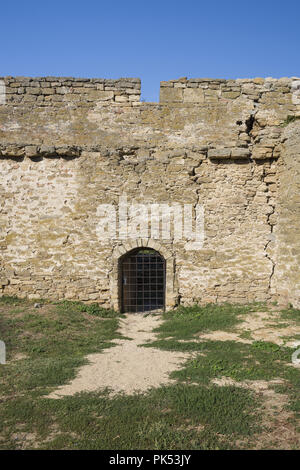 Cancello con un reticolo nella inespugnabile cinta difensiva e towerh della fortezza Akkerman (White Rock fortezza) Foto Stock