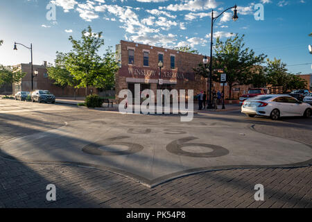 Vista del percorso 66 emblema in piedi su un angolo in Winslow Arizona Park. 1 luglio 2018 - Winslow, AZ Foto Stock