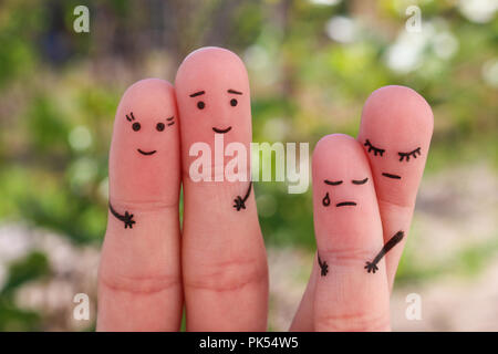 Dita arte della famiglia durante le liti. Concetto di genitori divorziati, kid è rimasto con mom. Suo marito la lasciò per un'altra donna. Foto Stock