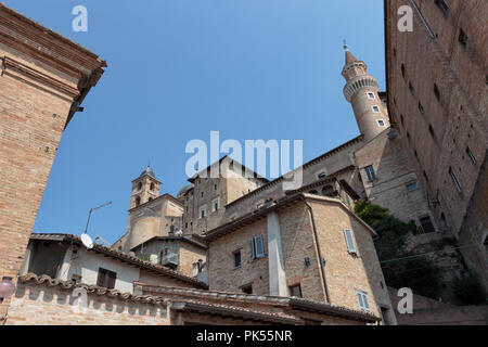 Bellissimo scorcio di Urbino, italiano medievale città capitale della Reinnassance Foto Stock