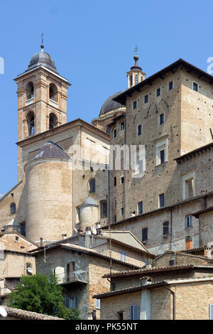 Bellissimo scorcio di Urbino, italiano medievale città capitale della Reinnassance Foto Stock