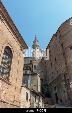 Bellissimo scorcio di Urbino, italiano medievale città capitale della Reinnassance Foto Stock