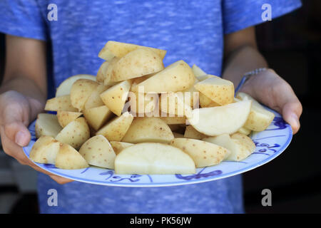 Raw Spicchi di patate Foto Stock