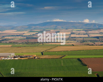 Guardando da Hume nel castello Berwicvkshire, verso sud attraversando ricchi terreni agricoli verso le colline Cheviot oltre Roxburghshire Foto Stock