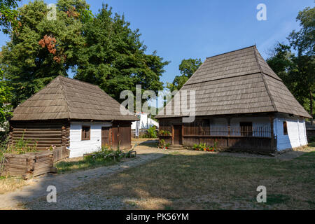 Un xix secolo Bancu, Harghita regione in ambiente domestico per la Dimitrie gusti nazionali museo del villaggio nel Parco Herăstrău, Bucarest, Romania. Foto Stock