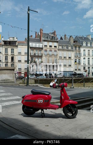 BAYONNE FRANCIA - un rosso scooter parcheggiato nel porto vecchio - Francese Pays Basque - SCOOTER - ROSSO SCOOTER basco - Aquitaine Francia © F.BEAUMONT Foto Stock