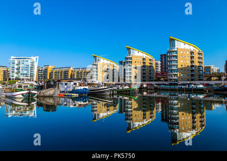 Case galleggianti e narrowboats ormeggio in Limehouse Marina in una giornata di sole, London, Regno Unito Foto Stock