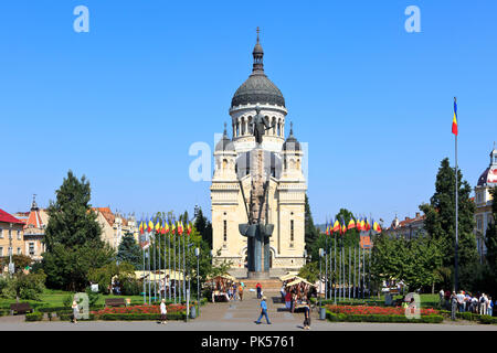 Dormizione della Theotokos Cattedrale (1933) e la statua della Transilvania avvocato rumeno Avram Iancu (1824-1872) in Cluj-Napoca, Romania Foto Stock