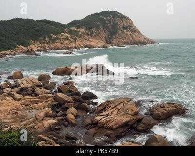 Vista della Baia rocciosa spiaggia presso il Shek o capezzagna in Hong Kong Foto Stock