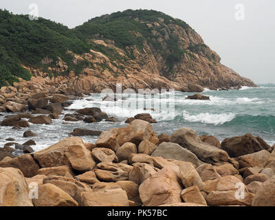 Vista della Baia rocciosa spiaggia presso il Shek o capezzagna in Hong Kong Foto Stock