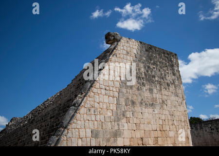 Vecchia architettura maya. Muro di pietra di una antica piramide. Foto Stock