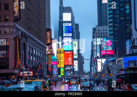 New York, Stati Uniti d'America, 10 settembre 2018. New York Times Square in un giorno di pioggia al crepuscolo. Credito: Enrique Shore Foto Stock