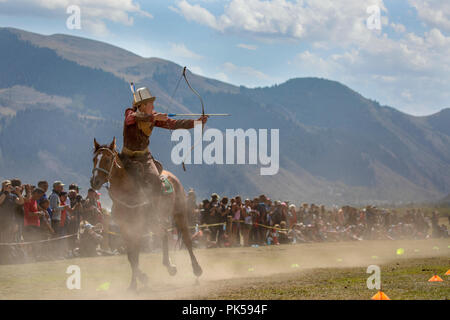 Il lago di Issyk-Kul, Kirghizistan, 6 Settembre 2018: uomo competere nel tiro con l'arco a cavallo gioco Foto Stock