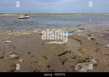 Inquinamento di plastica del problema ambientale in ocean ,l'inquinamento ambientale in spiaggia,le bottiglie di plastica e di altri rifiuti lavaggi fino in spiaggia Foto Stock