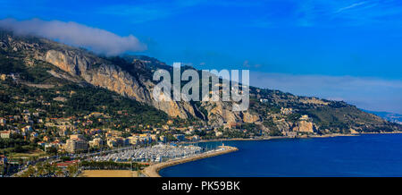 Panoraminc vista sul porto e la baia della città vecchia di Mentone sulla Costa Azzurra o Cote d'Azur Foto Stock