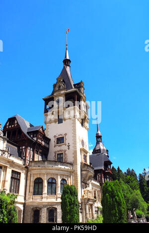 Torre dell'orologio della famosa neorenaissance il castello di Peles, Sinaia, regione Muntenia, Romania Foto Stock
