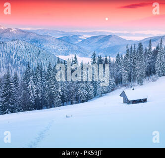 Luna crescente sopra Gorgany Ridge in inverno le montagne dei Carpazi. Foto Stock