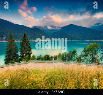 Colorato di scena sul lago di Sauris nelle Dolomiti, Italia, Europa. Foto Stock