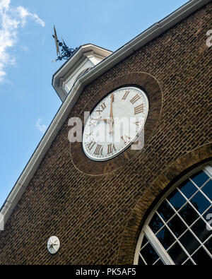 LONDRA, Regno Unito - 09 SETTEMBRE 2018: Orologio sul vecchio edificio Truman Brewery a Brick Lane Foto Stock