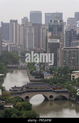 Chengdu, nella provincia del Sichuan, Cina - 26 Maggio 2018: Ponte di Anshun e Jingjiang fiume vista aerea Foto Stock