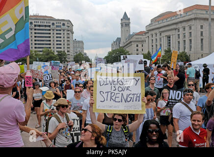 La donna può contenere fino "diversità è la nostra forza segno in un rally a Washington D.C. Il Parco Freedom come essi scendono in strada per protestare contro il razzismo e l'odio. Foto Stock