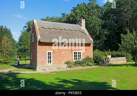 Una vista di rospo foro Cottage, restaurato marshman's home, in collina come Riserva Naturale Nazionale, Ludham, Norfolk, Inghilterra, Regno Unito, Europa. Foto Stock